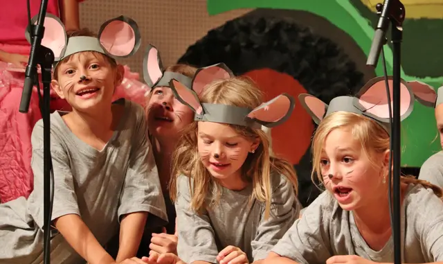 Kurz vor den Ferien brachte die VS Fernitz mit der Schulband der Musikschule ein Musical auf die Bühne. | Foto: Edith Ertl