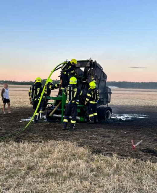 Brand einer Ballenpresse am Feld. | Foto: Bezirkspolizei Baden