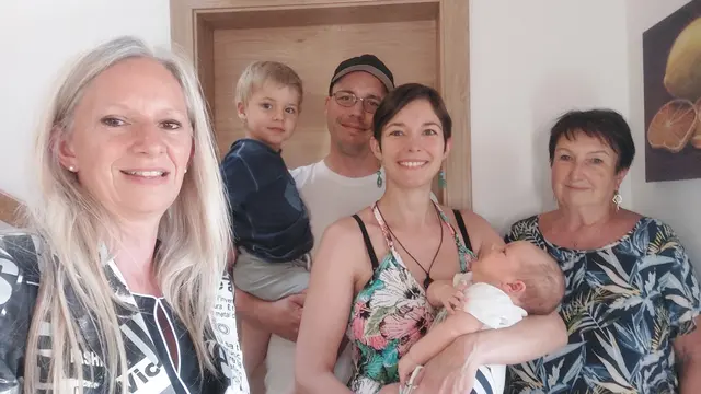 Bürgermeisterin Alexandra Weber, Dominik Steindl mit Sohn Louis Pelz, Daniela Pelz mit Sohn Jamie Pelz, Stadträtin Eveline Eigenschink (v.l.). | Foto: Stadtgemeinde Heidenreichstein