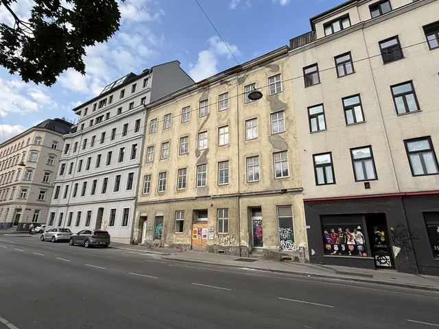 Die Baupolizei ließ die Fassade reparieren, das Immobilienunternehmen will den Aufwand nicht bezahlen. | Foto: Nathanael Peterlini/MeinBezirk