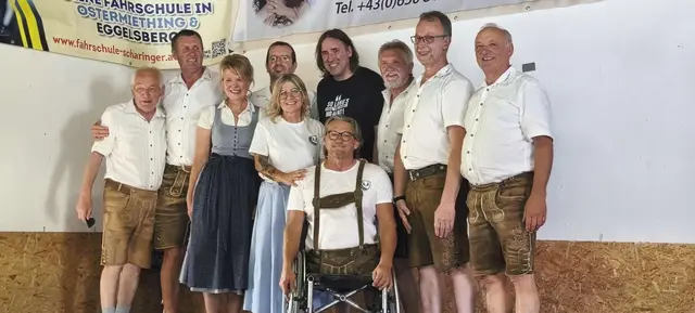 Die Organisatoren der Veranstaltung Brigitte Kromp und Manfred Huber Perez-Moreno (vorne, Bildmitte) mit Roland Hefter und der Zweckal-Musi. | Foto: Bastian Fuhrmann