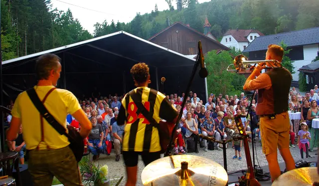 Vier Tage Musikgenuss beim Kneiding Open Air 2026 am Kösslbach. Die Konzerte beginnen Donnerstag bis Samstag jeweils um 20 Uhr, am Sonntag um 19 Uhr. Einlass ist immer eine Stunde früher.  | Foto: Gruber