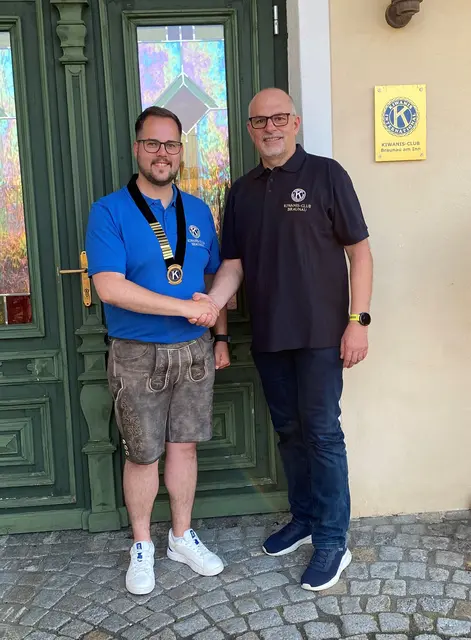 Der neue Kiwanis-Präsident Gerhard Schuy mit dem scheidenden Präsidenten Stefan Haslberger (von links). | Foto: Kiwanis Braunau