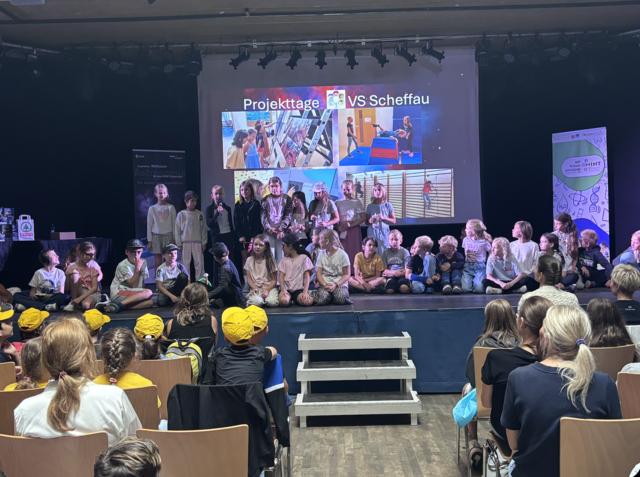 Die Volksschule Scheffau eröffnete die Projektpräsentationen mit Eindrücken aus ihren Weltraum-Projekttagen und zeigte, wie Raumfahrt spielerisch in den Unterricht integriert werden kann. | Foto: Regionalmanagement KUUSK