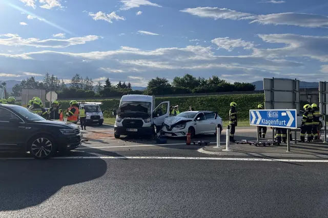 Unfall bei der Autobahnabfahrt Knittelfeld Ost.