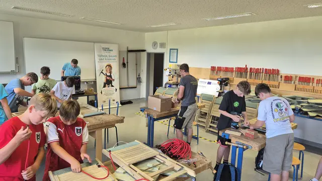 Die Fertigstellung erfolgte eine Woche später direkt an der Schule im Unterrichtsfach "Technik und Design". Ein Tischler des Unternehmens unterstützte die Jugendlichen im Unterricht beim Zusammenbau.