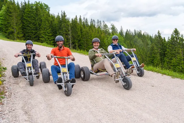Die NÖVOG Geschäftsführer Michael Hasenöhrl und Wolfgang Schroll (rechts außen) mit LH-Stv. Udo Landbauer (mitte) und Gemeindealpe Dienststellenleiter Andreas Markusich beim Mountaincart-Test auf der Gemeindealpe. | Foto: NÖVOG/Bollwein