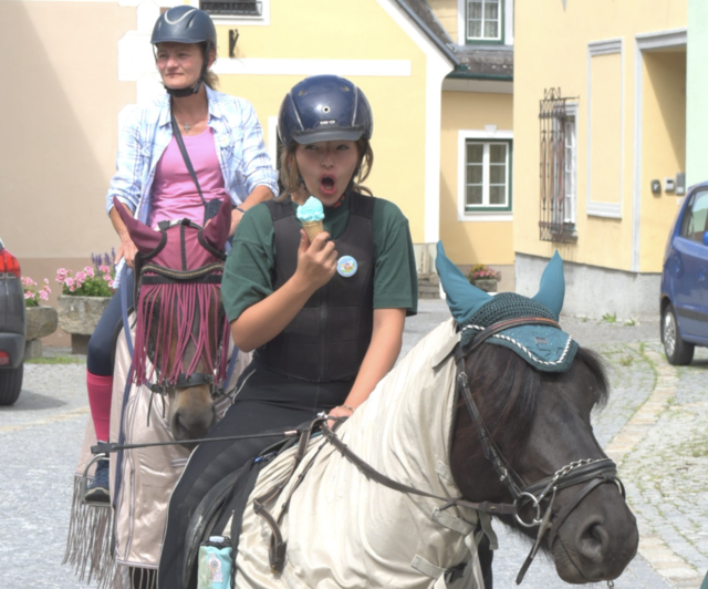 Sonne, Pferde und jede Menge Eis machten den Zeugnistag in Drosendorf zum perfekten Ferienauftakt. | Foto: Rudolf Wöhrle