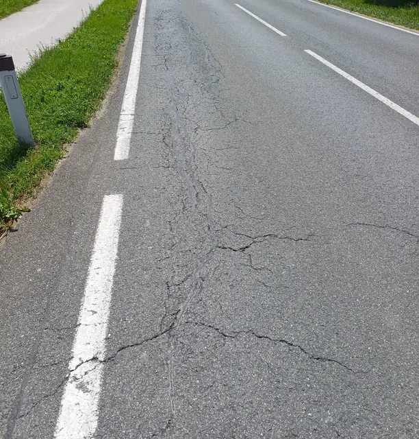 Der Straßenabschnitt, der saniert wird, weist starke Beschädigungen auf. | Foto: Büro LH-Stv. Gruber