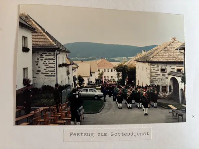 Der Festzug zum Gottesdienst im Dorf Ödenkirchen im Jahr 1986.  | Foto: Hermann Jung