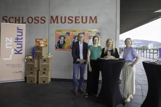 Von links: Direktor Kultur und Bildung Julius Stieber, Festivalleitung Kathrin Böhm, Kulturreferentin Stadträtin Doris Lang-Mayerhofer, Gerda Forstner, Abteilungsleiterin Linz Kultur