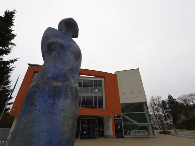Charlotte Seidls Flammenfrau vorm Stadtamt Gloggnitz. | Foto: Santrucek