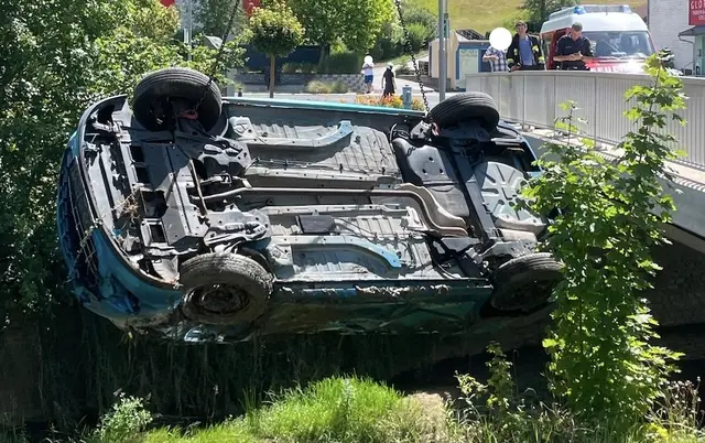 Die Feuerwehr barg den Wagen, der nach einem heftigen Zusammenprall mit einem anderen Auto ins Bett des Strembachs gestürzt war. | Foto: Bezirksfeuerwehrkommando Güssing