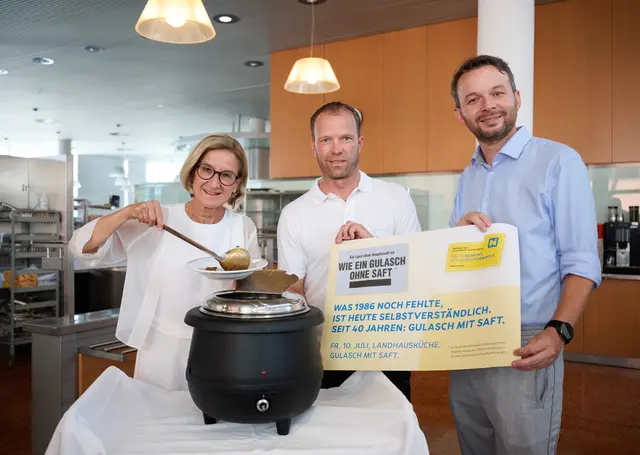 Landeshauptfrau Johanna Mikl-Leitner mit Küchenchef Dietmar Stamminger-Weis und Christoph Reiter-Havlicek, Leiter der Abteilung Gebäudeverwaltung des Amtes der NÖ Landesregierung.

  | Foto:  NLK Pfeiffer