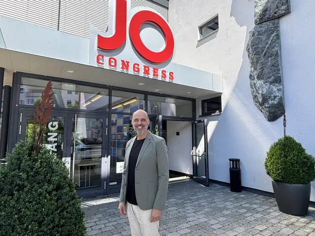 Der Geschäftsführer vom JoCongress in St. Johann im Pongau, Norbert Neuschitzer. | Foto: Emanuel Hasenauer