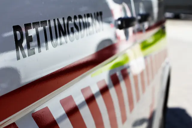 Die Seite eines Rettungswagen mit Aufschrift "Rettungsdienst"