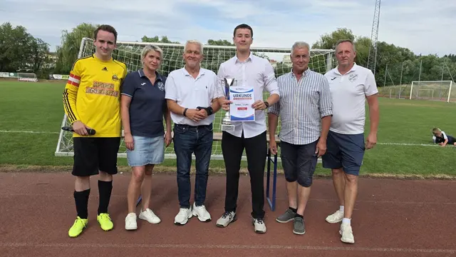 Siegerehrung mit den Youngstars Hollabrunn Organisator Michael Sommer, FPÖ-Nationalratsabgeordneter Christian Lausch und zahlreiche Unterstützer. | Foto: Sommer