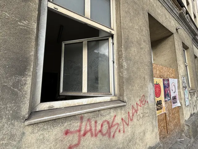 Das Gebäude ist versperrt, ein offen stehendes Fenster gewährt Einblick in eine leerstehende und sanierungsbedürftige Wohnung. | Foto: Nathanael Peterlini/MeinBezirk