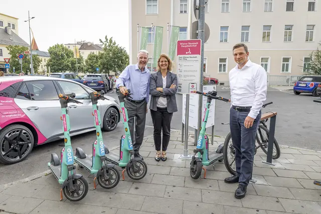 ÖVP-Bürgermeister Klaus Schneeberger, ÖBB-Personenverkehr GmbH-Vorstandsdirektorin Sabine Stock und Magistratsdirektor Markus Biffl beim Standort am Hauptbahnhof. | Foto: Stadt Wiener Neustadt/Weller