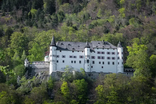 Die siebte Station ist Schloss Tratzberg zwischen Jenbach und Stans – eines der besterhaltenen Renaissance-Schlösser Europas mit originaler Innenausstattung und markantem Sitz am Tiroler Silberpfad in der Silberregion Karwendel. | Foto: ichmachefotos.com