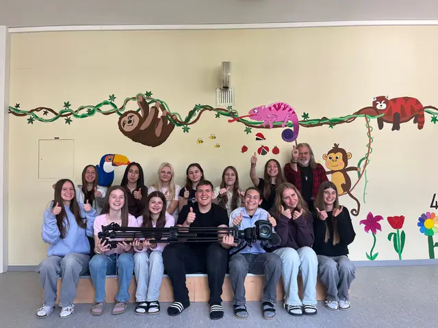 Die Schüler entwickelten gemeinsam Ideen, verfassten das Drehbuch und setzten ihre Vorstellungen in einem Kurzfilm um. | Foto: Mittelschule Vöcklamarkt