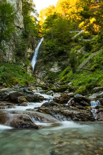 Holzstiege die über den Wasserfall zur Ruine Bachsfall führt - wunderbarer Ausflug für die ganze Familie. | Foto: Franz Davare.
