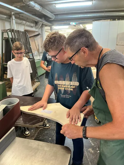 Die Schülerinnen und Schüler fertigten gemeinsam mit Fachkräften des Tischlereibetriebs Gross die klappbaren Outdoor-Stühle an.