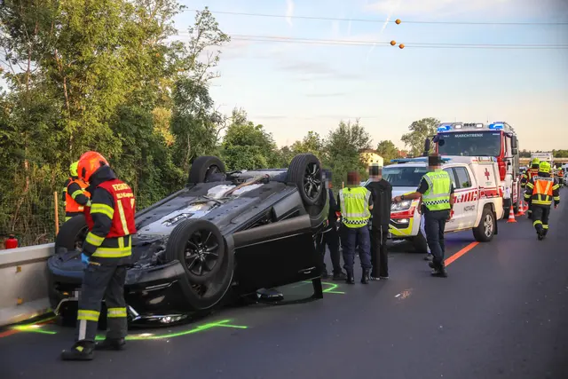 Acht Kilometer Stau auf der Welser Autobahn nach Autoüberschlag im Baustellenbereich bei Marchtrenk. | Foto: laumat.at