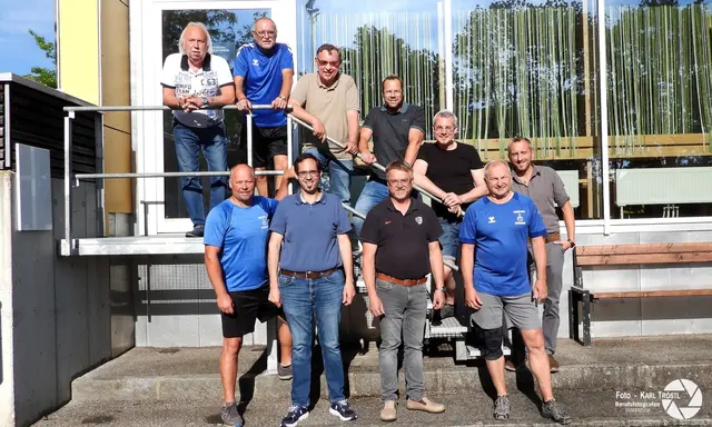 Die neue Metallstiege sorgt nun für einen sicheren und komfortablen Zugang zum Stockplatz und stellt eine wertvolle Verbesserung für die Mitglieder des ASKÖ Schrems dar. | Foto: Schremser Stockschützen