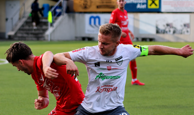 Pregartens Kapitän Markus Blutsch (r.) kickte einst selbst für Blau-Weiß Linz. | Foto: MeinBezirk