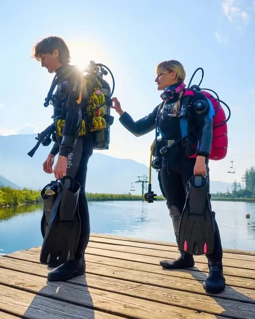Die 80.000 Kubikmeter Wasser des Grüblsees mussten im April abgelassen werden, um das Becken zu prüfen. Tauchausbildungen finden momentan in Ausweichgewässern in Wald am Schoberpass oder in Graz statt.  | Foto: Alpenaquarium Grüblsee
