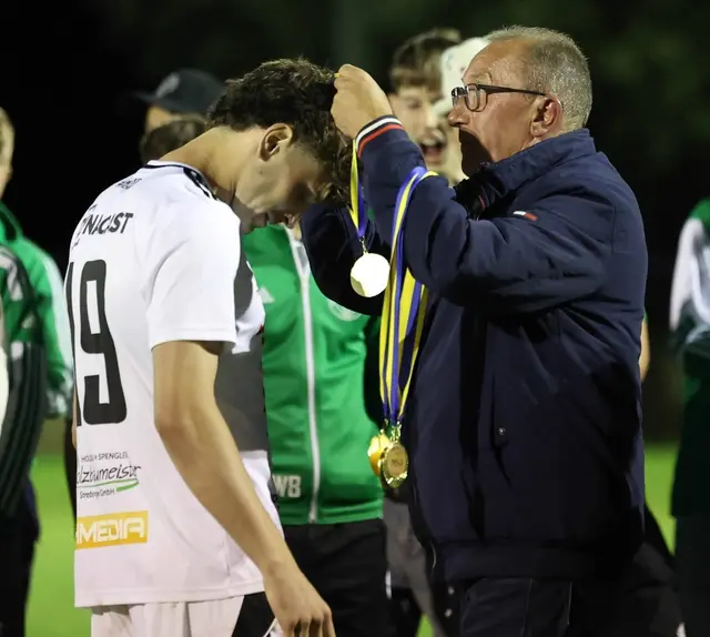 Spielern die Meistermedaillen übergeben zu dürfen, ist für den Obmann ein besonderes Highlight. | Foto: zvg Ambichl