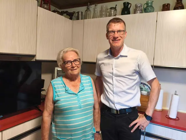 Jubilarin Pauline Matzka mit Bürgermeister Robert Weiser. | Foto: Gemeinde