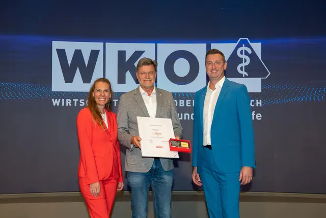 Fachgruppengeschäftsführerin Monika Nowotny (l.) und Innungsmeister Michael Wögerer (r.) ehrten Harald Waser (M.) aus Linz für 30 Jahre Mitgliedschaft im Branchenverbund. | Foto: cityfoto