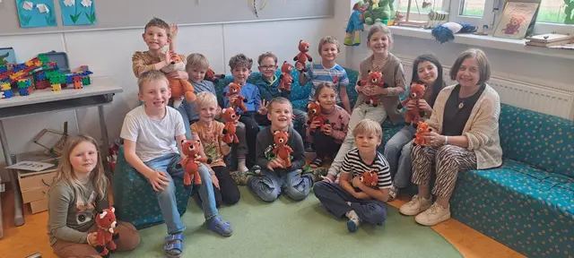 Die kleinen gehäkelten Fuchs-Babys dienten den Schülerinnen und Schülern der 1a Klasse der Volksschule Brunnenthal als persönliche Lernhelfer und Tröster im Schulalltag.  | Foto: VS Brunnenthal