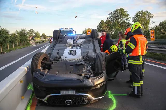 Acht Kilometer Stau auf der Welser Autobahn nach Autoüberschlag im Baustellenbereich bei Marchtrenk. | Foto: laumat.at