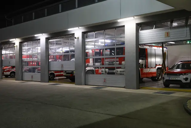 Die Feuerwehr von Thalheim musste in die Dunkelheit ausrücken. | Foto: laumat.at