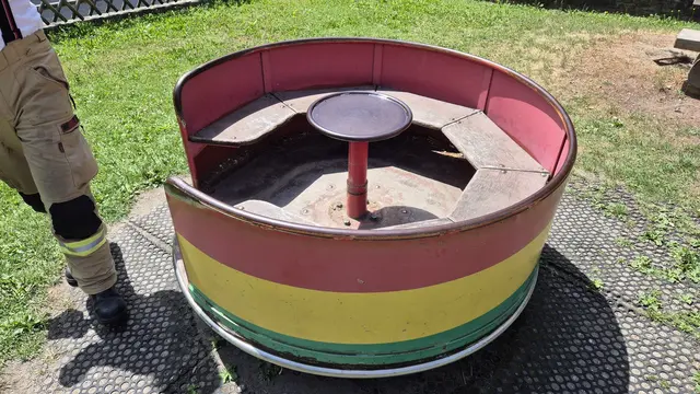 Ein fünfjähriger Bub klemmte sich auf einem Spielplatz in Baumkirchen den Fuß in einem Karussell ein. | Foto: ZOOM.TIROL
