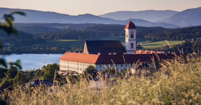 Das Stift St. Georgen ist seit dem Jahr 2000 die Wirkungsstätte von Christian Stromberger, der im Glantal aufgewachsen ist.  | Foto: Gemeinde St. Georgen