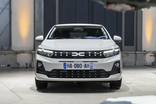 Der der neue 1,0-Liter-Dreizylinder-Turbobenziner TCe 100 des Dacia Sandero leistet nun statt 90 PS 100 PS und verbessert das Fahrverhalten. | Foto: Dacia
