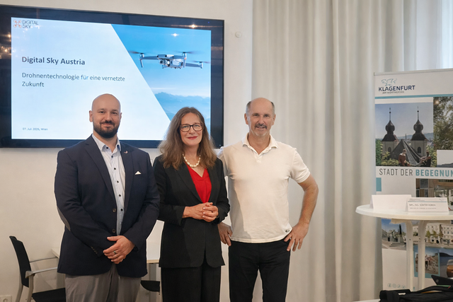 v.l.n.r.: Felix Eicken (Dronetech Austria) mit Stadträtin Constance Mochar und Günter Koren (Leiter der Abteilung Vermessung und Geoinformation) bei der Vorstellung des Projektes Digital Sky Austria. | Foto: SK