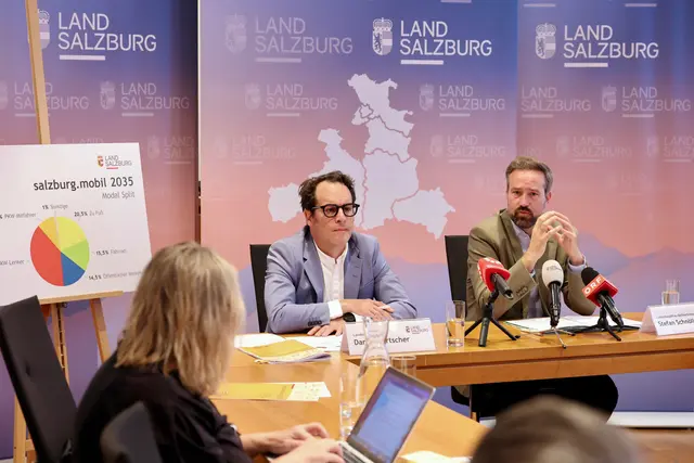 Landeshauptfrau-Stellvertreter Stefan Schnöll und Daniel Burtscher, Landesbaudirektor (Abteilung Infrastruktur und Verkehr) beim Pressegespräch zum Mobilitätskonzept „salzburg.mobil 2035“ | Foto: Land Salzburg/Franz Neumayr