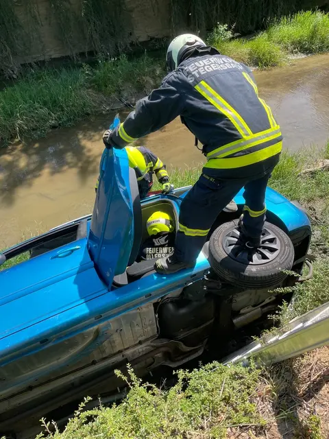 Der schwer verletzte Fahrer musste aus seinem Auto befreit werden. | Foto: Bezirksfeuerwehrkommando Güssing