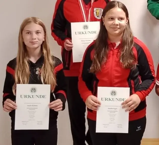 Gold für Amalie Kalinka, Perg, und Josefine Egger, Naarn, mit der Jugend-Mannschaft OÖ bei den Österreichischen Armbrust Meisterschaften über 10 m in Knittelfeld.  | Foto: SV Perg