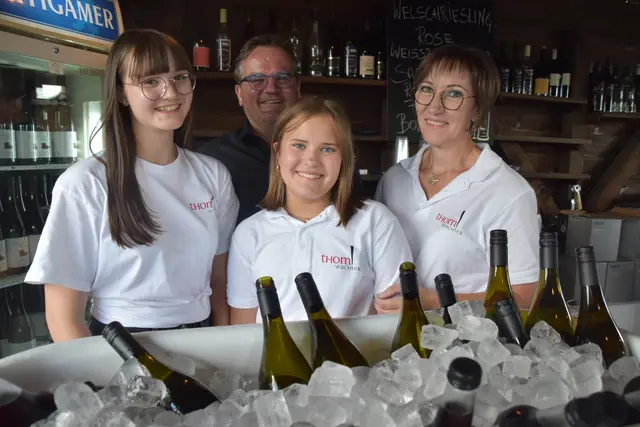 Vom "Bonanza" bis zum "Grünschiefer" in der Weinbar: Karolina, Thomas, Annalena und Karin Wachter | Foto: MeinBezirk/Michael Strini