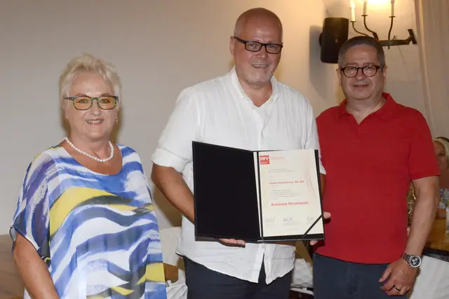 SWV NÖ (v.l.n.r.): SWV NÖ-Vizepräsidentin und Bezirksvorsitzende Wiener Neustadt, KommRin Monika Retl, Martin Aksentowicz, BA, MA und SWV NÖ-Präsident KommR Thomas Schaden | Foto: SWV NÖ