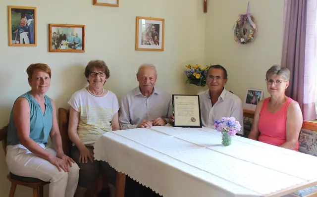 Christine und Friedrich Mader aus Reinberg-Heidenreichstein im Kreise der Gratulanten. | Foto: Marktgemeinde Eggern