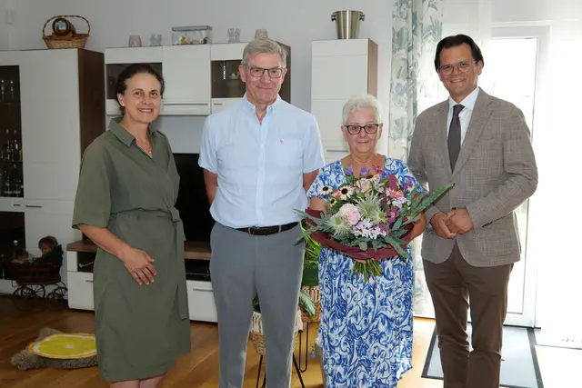 Gemeinderätin Maria Burchhart, Manfred und Beatrix Buchner sowie Bürgermeister Bernhard Heinl. | Foto: Marktgemeinde Michelhausen