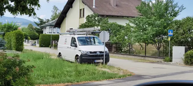 Der Kunstparker mit Firmenwagen nimmt die Sicht auf die Stopp-Tafel. | Foto: Name d. Fotografen d. Red. bekannt
