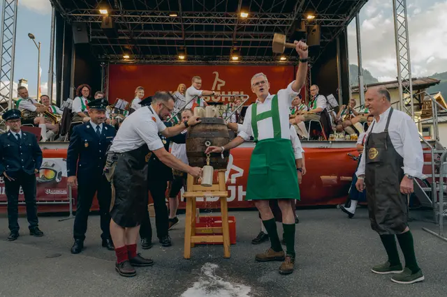 Bürgermeister Klaus Winkler eröffnete Winkler das Feuerwehrfest in Kitzbühel traditionell mit dem Fassanstich. | Foto: Stadtfeuerwehr Kitzbühel